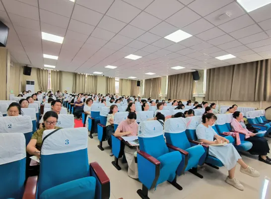 研析真题明方向 深耕素养促提升——2026年平顶山市高中语文区域教研活动圆满举行-第3张图片-四季读书网
