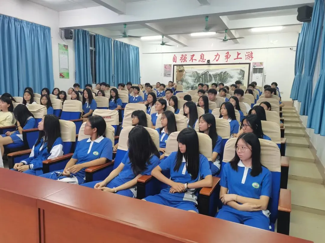 中考送考那日,我伫立校园之外-第3张图片-四季读书网 中考送考那日,我伫立校园之外-第3张图片-四季读书网