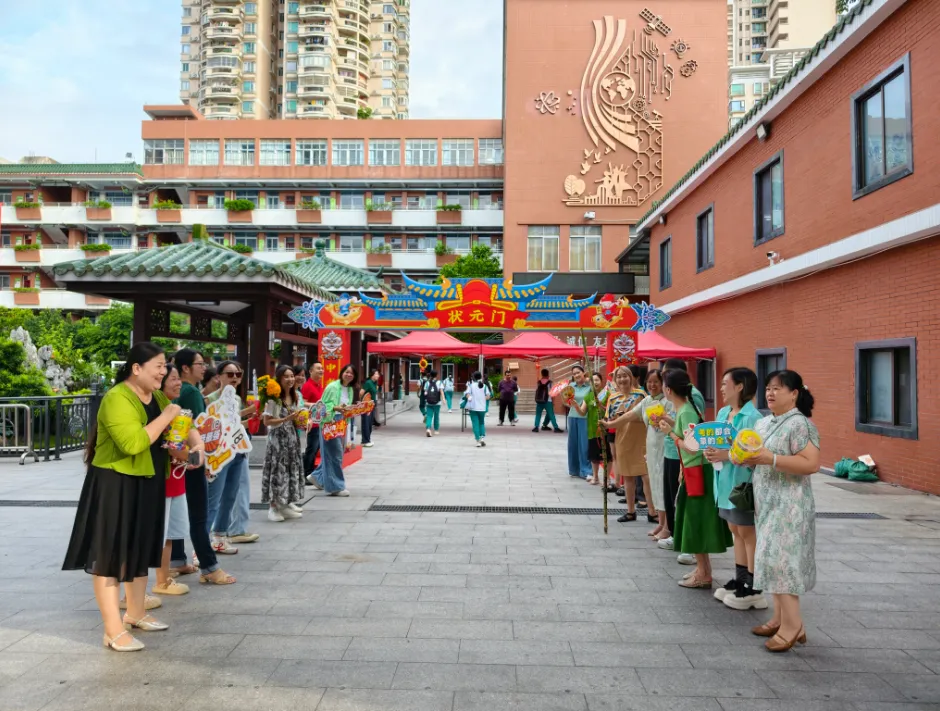 绿翠中考 ∣ 一抹“绿”装送考行 满心祝福盼凯旋 ——广州市绿翠现代实验学校2026年送考活动-第10张图片-四季读书网 绿翠中考 ∣ 一抹“绿”装送考行 满心祝福盼凯旋 ——广州市绿翠现代实验学校2026年送考活动-第10张图片-四季读书网