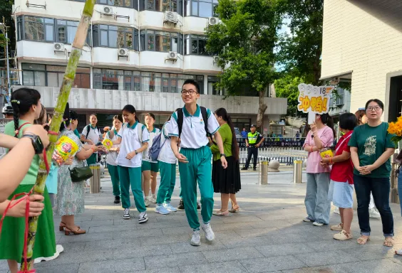 绿翠中考 ∣ 一抹“绿”装送考行 满心祝福盼凯旋 ——广州市绿翠现代实验学校2026年送考活动-第13张图片-四季读书网 绿翠中考 ∣ 一抹“绿”装送考行 满心祝福盼凯旋 ——广州市绿翠现代实验学校2026年送考活动-第13张图片-四季读书网