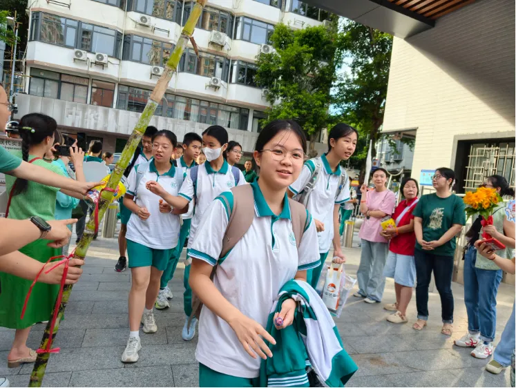 绿翠中考 ∣ 一抹“绿”装送考行 满心祝福盼凯旋 ——广州市绿翠现代实验学校2026年送考活动-第14张图片-四季读书网 绿翠中考 ∣ 一抹“绿”装送考行 满心祝福盼凯旋 ——广州市绿翠现代实验学校2026年送考活动-第14张图片-四季读书网