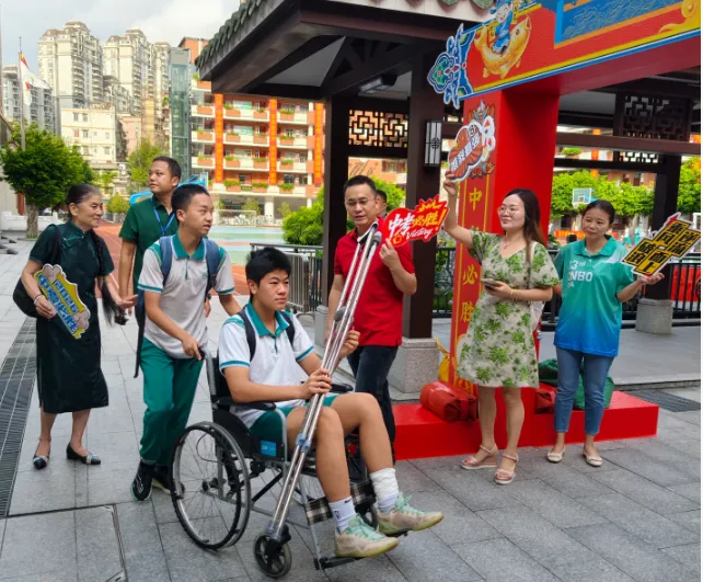 绿翠中考 ∣ 一抹“绿”装送考行 满心祝福盼凯旋 ——广州市绿翠现代实验学校2026年送考活动-第15张图片-四季读书网 绿翠中考 ∣ 一抹“绿”装送考行 满心祝福盼凯旋 ——广州市绿翠现代实验学校2026年送考活动-第15张图片-四季读书网