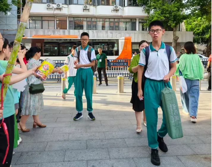 绿翠中考 ∣ 一抹“绿”装送考行 满心祝福盼凯旋 ——广州市绿翠现代实验学校2026年送考活动-第16张图片-四季读书网 绿翠中考 ∣ 一抹“绿”装送考行 满心祝福盼凯旋 ——广州市绿翠现代实验学校2026年送考活动-第16张图片-四季读书网