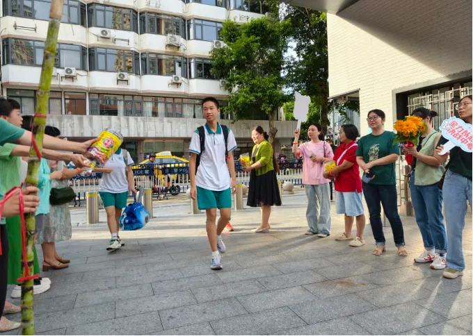 绿翠中考 ∣ 一抹“绿”装送考行 满心祝福盼凯旋 ——广州市绿翠现代实验学校2026年送考活动-第17张图片-四季读书网 绿翠中考 ∣ 一抹“绿”装送考行 满心祝福盼凯旋 ——广州市绿翠现代实验学校2026年送考活动-第17张图片-四季读书网