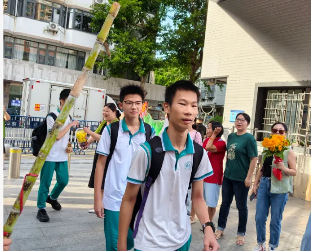 绿翠中考 ∣ 一抹“绿”装送考行 满心祝福盼凯旋 ——广州市绿翠现代实验学校2026年送考活动-第18张图片-四季读书网 绿翠中考 ∣ 一抹“绿”装送考行 满心祝福盼凯旋 ——广州市绿翠现代实验学校2026年送考活动-第18张图片-四季读书网