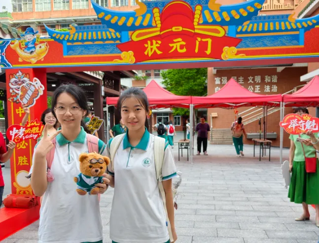 绿翠中考 ∣ 一抹“绿”装送考行 满心祝福盼凯旋 ——广州市绿翠现代实验学校2026年送考活动-第19张图片-四季读书网 绿翠中考 ∣ 一抹“绿”装送考行 满心祝福盼凯旋 ——广州市绿翠现代实验学校2026年送考活动-第19张图片-四季读书网