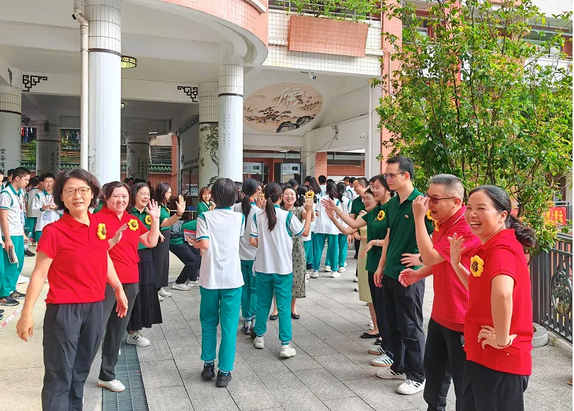 绿翠中考 ∣ 一抹“绿”装送考行 满心祝福盼凯旋 ——广州市绿翠现代实验学校2026年送考活动-第25张图片-四季读书网 绿翠中考 ∣ 一抹“绿”装送考行 满心祝福盼凯旋 ——广州市绿翠现代实验学校2026年送考活动-第25张图片-四季读书网