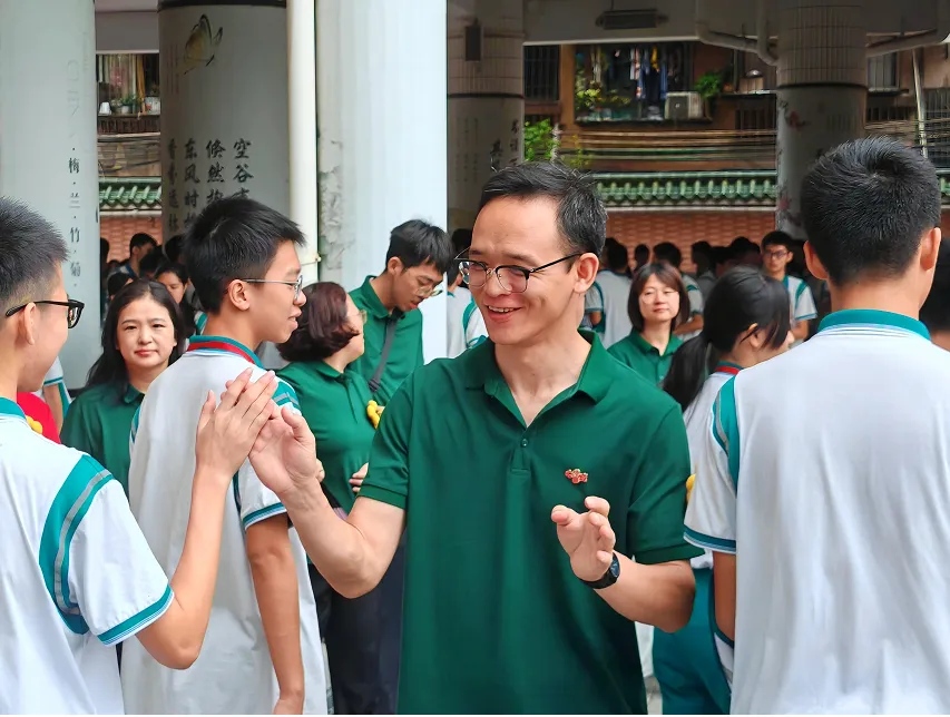 绿翠中考 ∣ 一抹“绿”装送考行 满心祝福盼凯旋 ——广州市绿翠现代实验学校2026年送考活动-第26张图片-四季读书网 绿翠中考 ∣ 一抹“绿”装送考行 满心祝福盼凯旋 ——广州市绿翠现代实验学校2026年送考活动-第26张图片-四季读书网