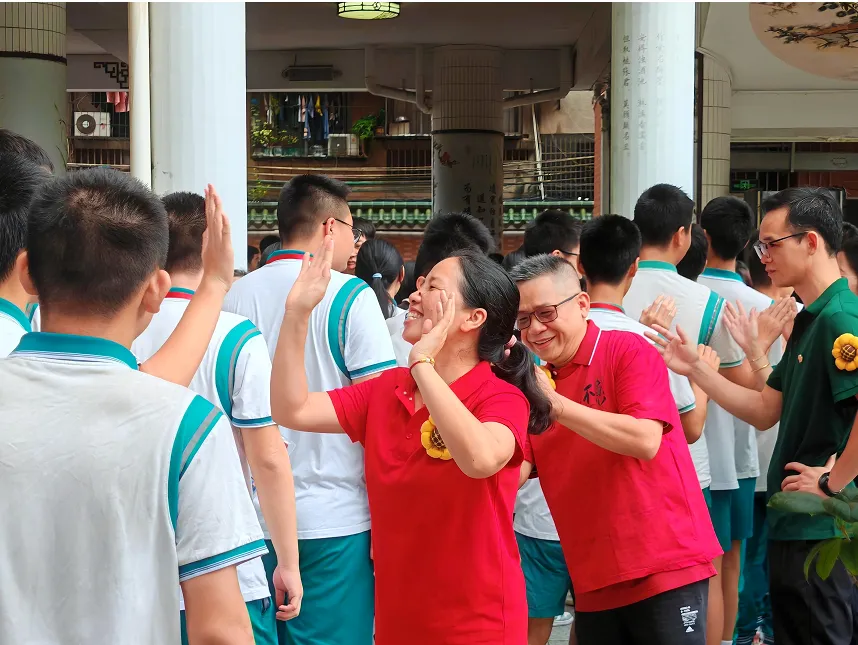 绿翠中考 ∣ 一抹“绿”装送考行 满心祝福盼凯旋 ——广州市绿翠现代实验学校2026年送考活动-第27张图片-四季读书网 绿翠中考 ∣ 一抹“绿”装送考行 满心祝福盼凯旋 ——广州市绿翠现代实验学校2026年送考活动-第27张图片-四季读书网