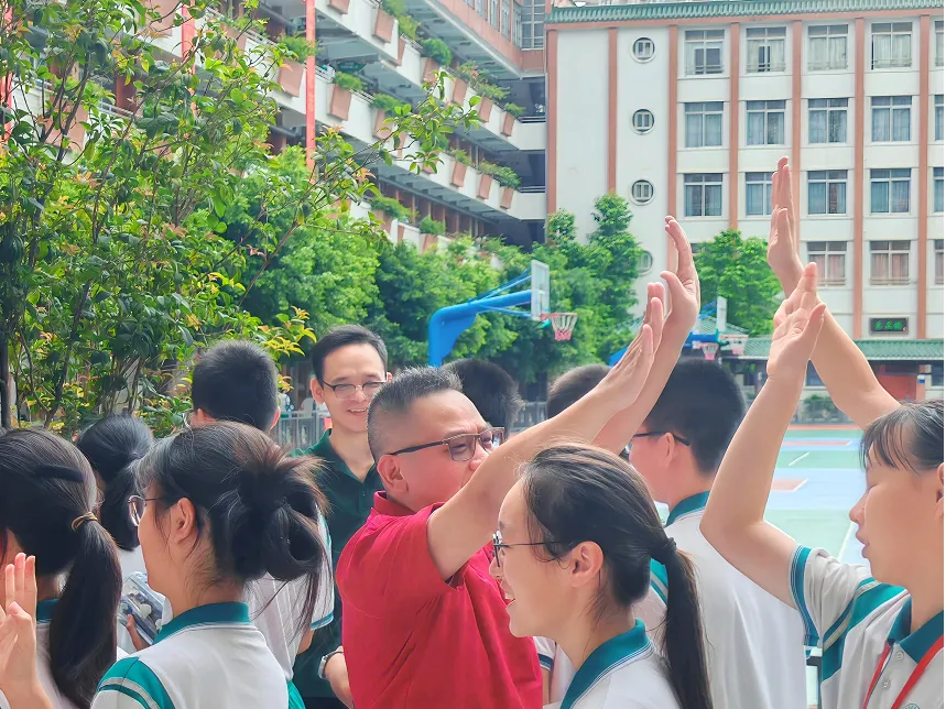 绿翠中考 ∣ 一抹“绿”装送考行 满心祝福盼凯旋 ——广州市绿翠现代实验学校2026年送考活动-第28张图片-四季读书网 绿翠中考 ∣ 一抹“绿”装送考行 满心祝福盼凯旋 ——广州市绿翠现代实验学校2026年送考活动-第28张图片-四季读书网