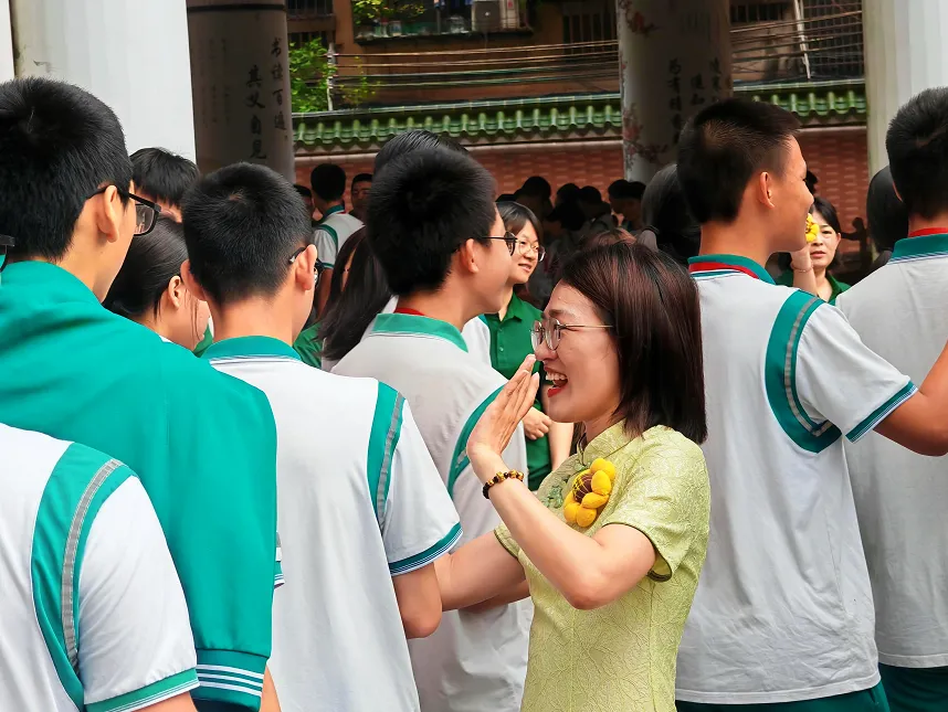 绿翠中考 ∣ 一抹“绿”装送考行 满心祝福盼凯旋 ——广州市绿翠现代实验学校2026年送考活动-第29张图片-四季读书网 绿翠中考 ∣ 一抹“绿”装送考行 满心祝福盼凯旋 ——广州市绿翠现代实验学校2026年送考活动-第29张图片-四季读书网