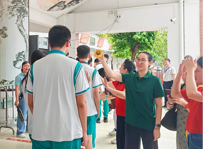 绿翠中考 ∣ 一抹“绿”装送考行 满心祝福盼凯旋 ——广州市绿翠现代实验学校2026年送考活动-第34张图片-四季读书网 绿翠中考 ∣ 一抹“绿”装送考行 满心祝福盼凯旋 ——广州市绿翠现代实验学校2026年送考活动-第34张图片-四季读书网