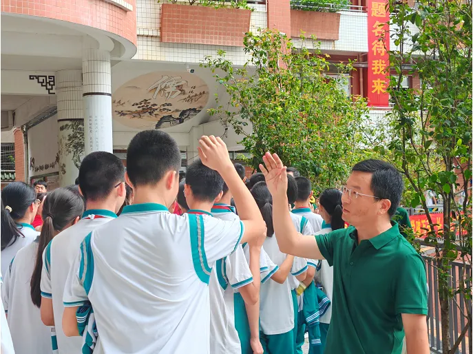 绿翠中考 ∣ 一抹“绿”装送考行 满心祝福盼凯旋 ——广州市绿翠现代实验学校2026年送考活动-第36张图片-四季读书网 绿翠中考 ∣ 一抹“绿”装送考行 满心祝福盼凯旋 ——广州市绿翠现代实验学校2026年送考活动-第36张图片-四季读书网
