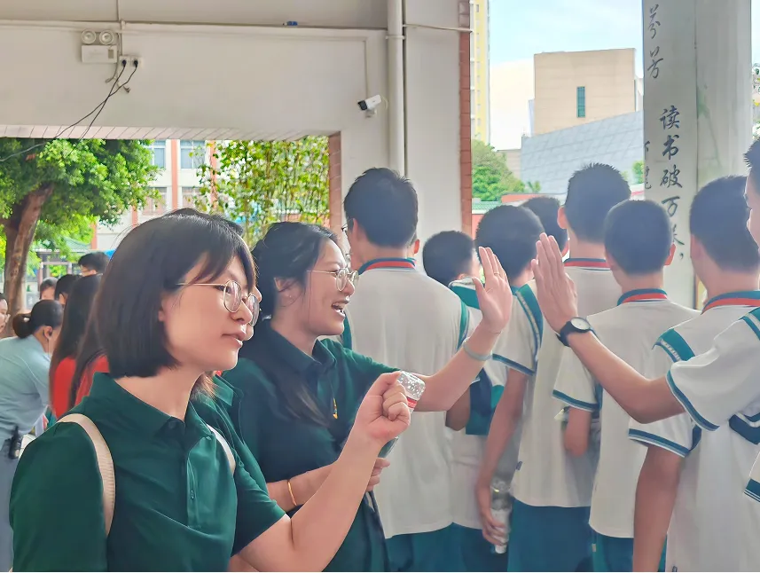 绿翠中考 ∣ 一抹“绿”装送考行 满心祝福盼凯旋 ——广州市绿翠现代实验学校2026年送考活动-第37张图片-四季读书网 绿翠中考 ∣ 一抹“绿”装送考行 满心祝福盼凯旋 ——广州市绿翠现代实验学校2026年送考活动-第37张图片-四季读书网