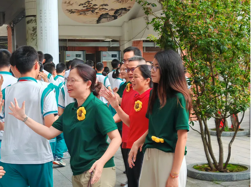 绿翠中考 ∣ 一抹“绿”装送考行 满心祝福盼凯旋 ——广州市绿翠现代实验学校2026年送考活动-第38张图片-四季读书网 绿翠中考 ∣ 一抹“绿”装送考行 满心祝福盼凯旋 ——广州市绿翠现代实验学校2026年送考活动-第38张图片-四季读书网