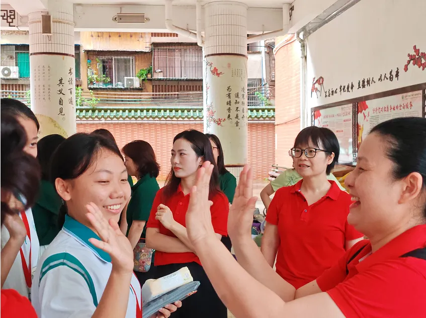 绿翠中考 ∣ 一抹“绿”装送考行 满心祝福盼凯旋 ——广州市绿翠现代实验学校2026年送考活动-第43张图片-四季读书网 绿翠中考 ∣ 一抹“绿”装送考行 满心祝福盼凯旋 ——广州市绿翠现代实验学校2026年送考活动-第43张图片-四季读书网