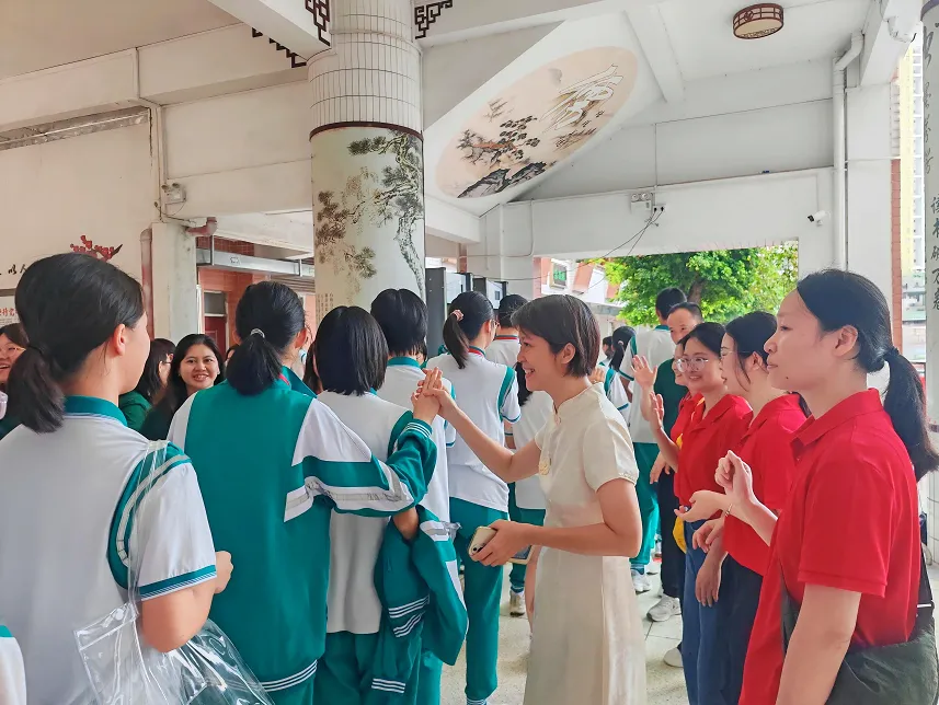 绿翠中考 ∣ 一抹“绿”装送考行 满心祝福盼凯旋 ——广州市绿翠现代实验学校2026年送考活动-第49张图片-四季读书网 绿翠中考 ∣ 一抹“绿”装送考行 满心祝福盼凯旋 ——广州市绿翠现代实验学校2026年送考活动-第49张图片-四季读书网