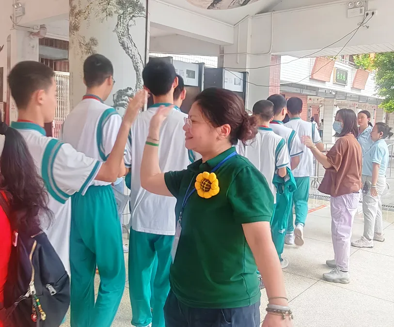 绿翠中考 ∣ 一抹“绿”装送考行 满心祝福盼凯旋 ——广州市绿翠现代实验学校2026年送考活动-第50张图片-四季读书网 绿翠中考 ∣ 一抹“绿”装送考行 满心祝福盼凯旋 ——广州市绿翠现代实验学校2026年送考活动-第50张图片-四季读书网
