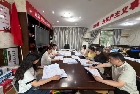 【荷和教研•美好教育】深耕教研析试卷,精准施策促提升——英语教研组开展期末质量分析专题研讨会-第3张图片-四季读书网 【荷和教研•美好教育】深耕教研析试卷,精准施策促提升——英语教研组开展期末质量分析专题研讨会-第3张图片-四季读书网