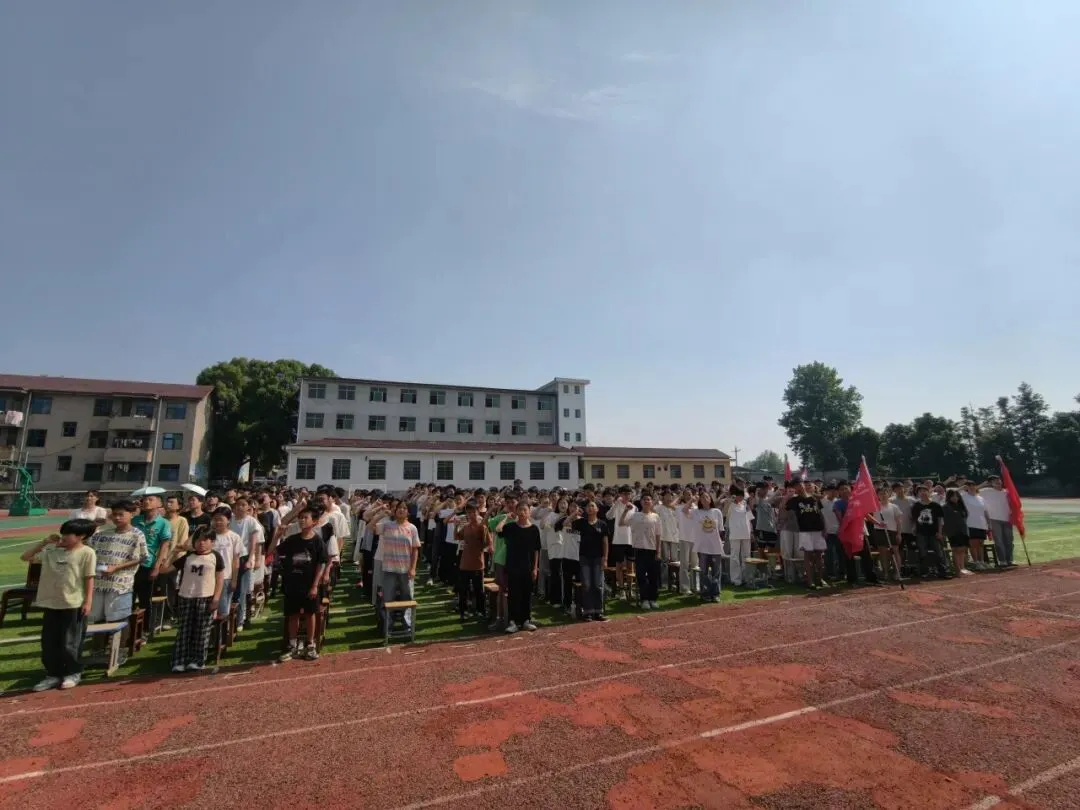 盛夏收官 中考启航|杨林镇中心学校2026届毕业典礼圆满落幕-第5张图片-四季读书网 盛夏收官 中考启航|杨林镇中心学校2026届毕业典礼圆满落幕-第5张图片-四季读书网