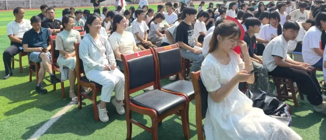 盛夏收官 中考启航|杨林镇中心学校2026届毕业典礼圆满落幕-第6张图片-四季读书网 盛夏收官 中考启航|杨林镇中心学校2026届毕业典礼圆满落幕-第6张图片-四季读书网