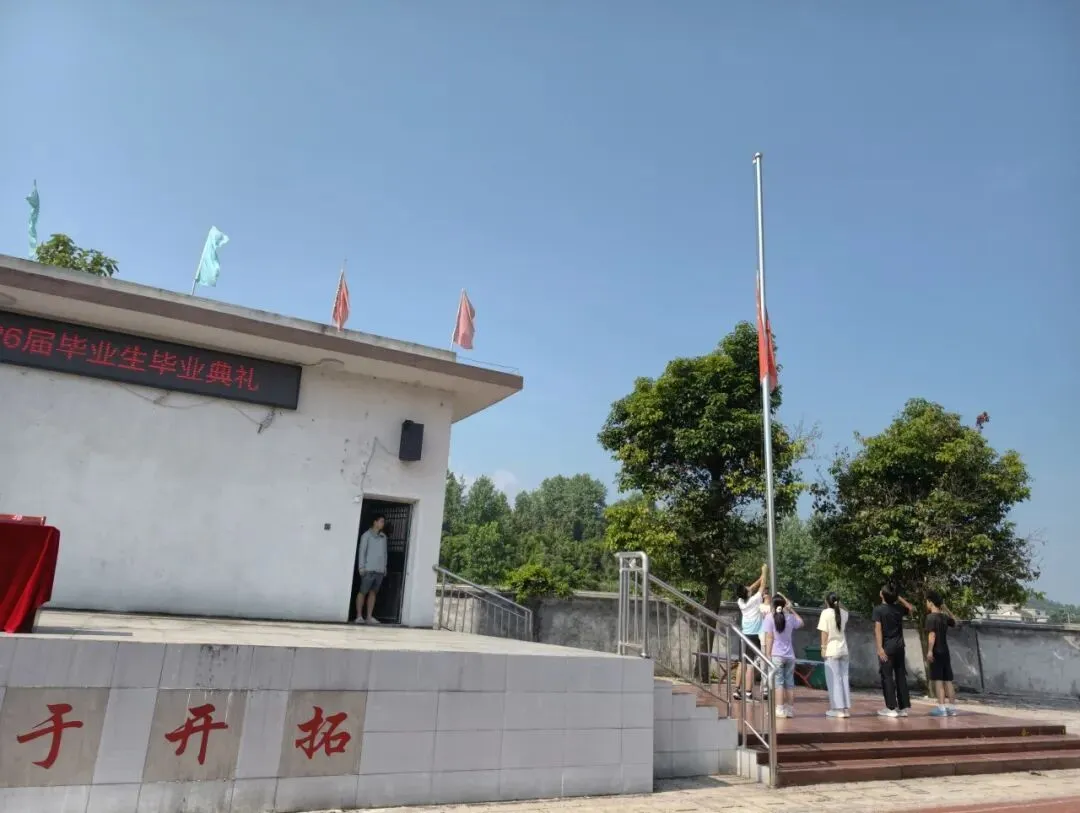 盛夏收官 中考启航|杨林镇中心学校2026届毕业典礼圆满落幕-第9张图片-四季读书网 盛夏收官 中考启航|杨林镇中心学校2026届毕业典礼圆满落幕-第9张图片-四季读书网