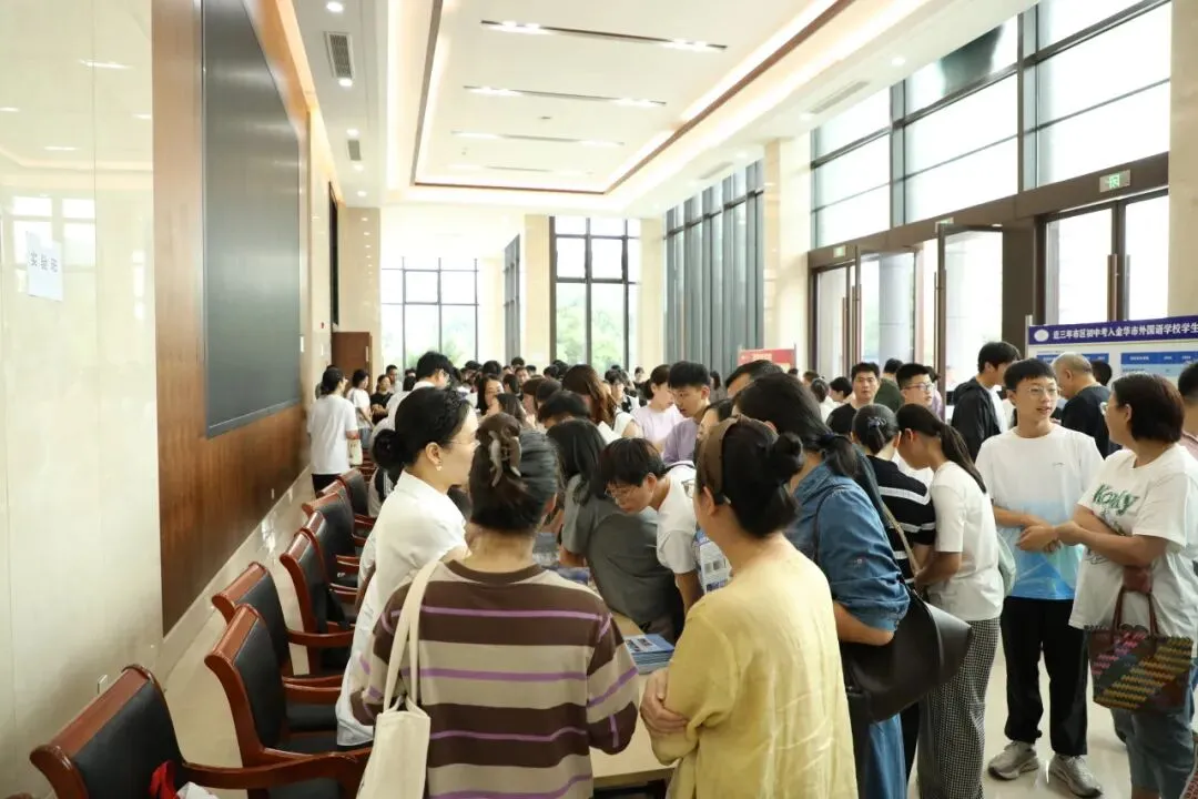 中考成绩几分能进金外?招生解读会现场爆棚,高考学霸用三年成长故事告诉初三学弟学妹——选择比分数更重要!-第17张图片-四季读书网 中考成绩几分能进金外?招生解读会现场爆棚,高考学霸用三年成长故事告诉初三学弟学妹——选择比分数更重要!-第17张图片-四季读书网