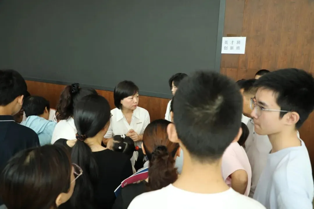 中考成绩几分能进金外?招生解读会现场爆棚,高考学霸用三年成长故事告诉初三学弟学妹——选择比分数更重要!-第18张图片-四季读书网 中考成绩几分能进金外?招生解读会现场爆棚,高考学霸用三年成长故事告诉初三学弟学妹——选择比分数更重要!-第18张图片-四季读书网