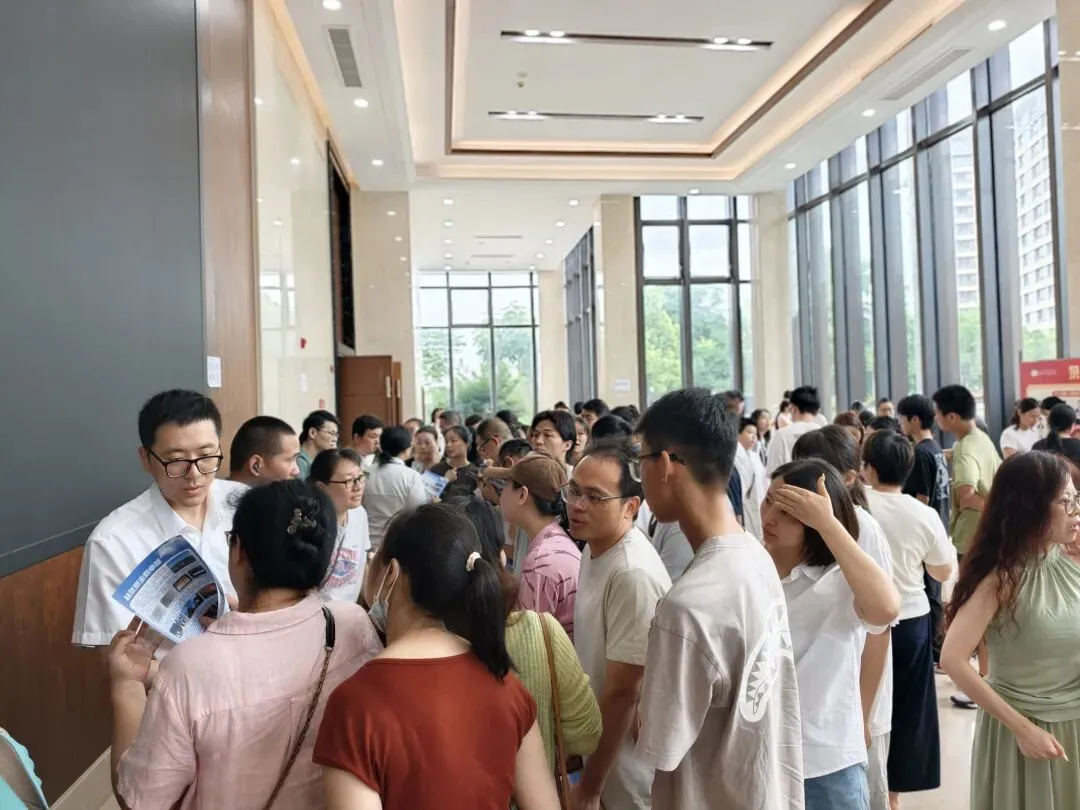 中考成绩几分能进金外?招生解读会现场爆棚,高考学霸用三年成长故事告诉初三学弟学妹——选择比分数更重要!-第22张图片-四季读书网 中考成绩几分能进金外?招生解读会现场爆棚,高考学霸用三年成长故事告诉初三学弟学妹——选择比分数更重要!-第22张图片-四季读书网