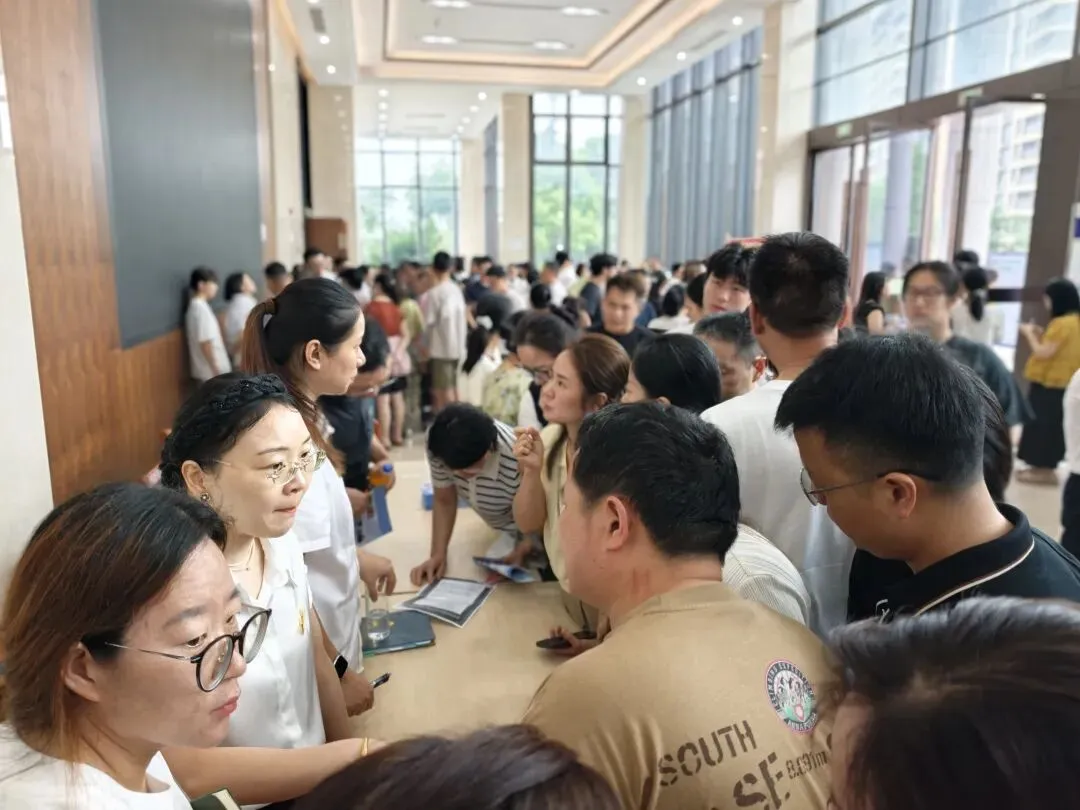 中考成绩几分能进金外?招生解读会现场爆棚,高考学霸用三年成长故事告诉初三学弟学妹——选择比分数更重要!-第23张图片-四季读书网 中考成绩几分能进金外?招生解读会现场爆棚,高考学霸用三年成长故事告诉初三学弟学妹——选择比分数更重要!-第23张图片-四季读书网