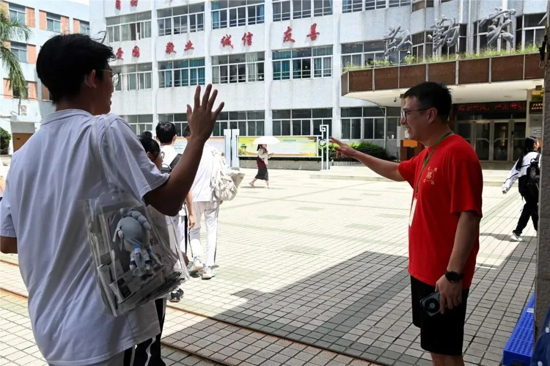 现场直击!汕头新中考今日开考→-第4张图片-四季读书网 现场直击!汕头新中考今日开考→-第4张图片-四季读书网