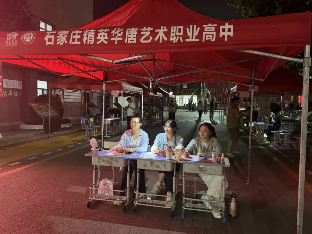 中考分数揭晓!家长深夜齐聚华唐抢学位,择校热潮彻夜沸腾全城!-第2张图片-四季读书网 中考分数揭晓!家长深夜齐聚华唐抢学位,择校热潮彻夜沸腾全城!-第2张图片-四季读书网