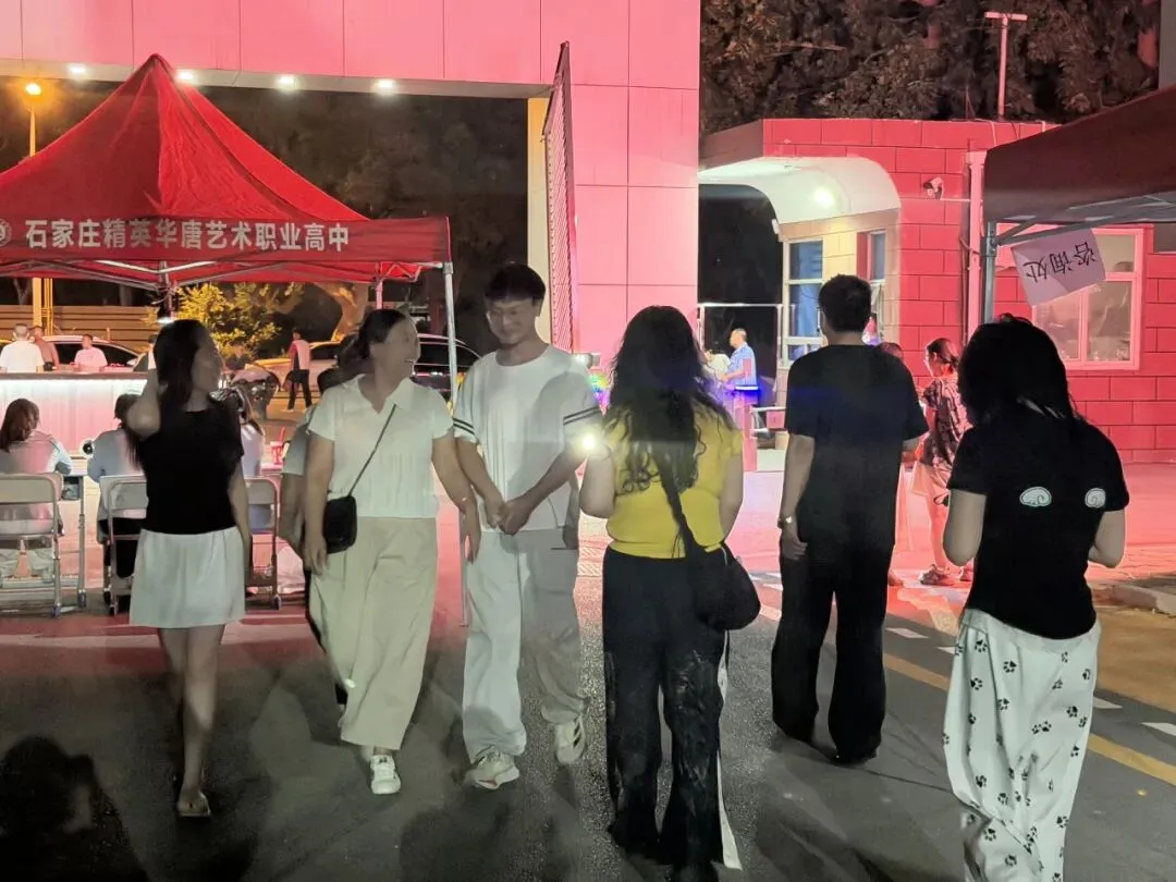 中考分数揭晓!家长深夜齐聚华唐抢学位,择校热潮彻夜沸腾全城!-第3张图片-四季读书网 中考分数揭晓!家长深夜齐聚华唐抢学位,择校热潮彻夜沸腾全城!-第3张图片-四季读书网
