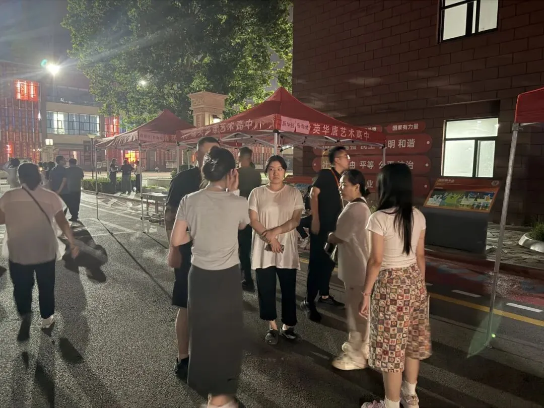 中考分数揭晓!家长深夜齐聚华唐抢学位,择校热潮彻夜沸腾全城!-第4张图片-四季读书网 中考分数揭晓!家长深夜齐聚华唐抢学位,择校热潮彻夜沸腾全城!-第4张图片-四季读书网