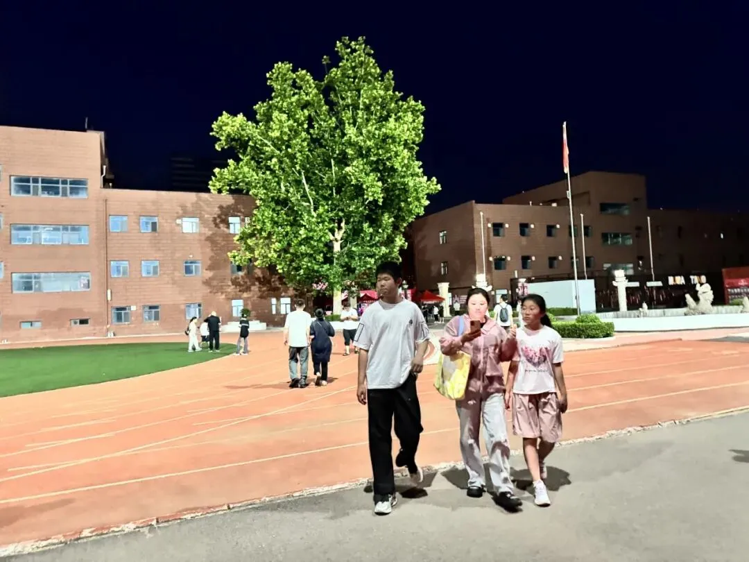 中考分数揭晓!家长深夜齐聚华唐抢学位,择校热潮彻夜沸腾全城!-第5张图片-四季读书网 中考分数揭晓!家长深夜齐聚华唐抢学位,择校热潮彻夜沸腾全城!-第5张图片-四季读书网