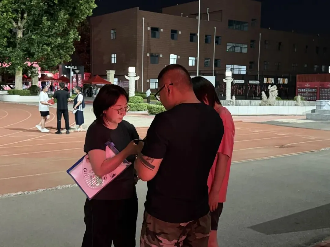 中考分数揭晓!家长深夜齐聚华唐抢学位,择校热潮彻夜沸腾全城!-第6张图片-四季读书网 中考分数揭晓!家长深夜齐聚华唐抢学位,择校热潮彻夜沸腾全城!-第6张图片-四季读书网
