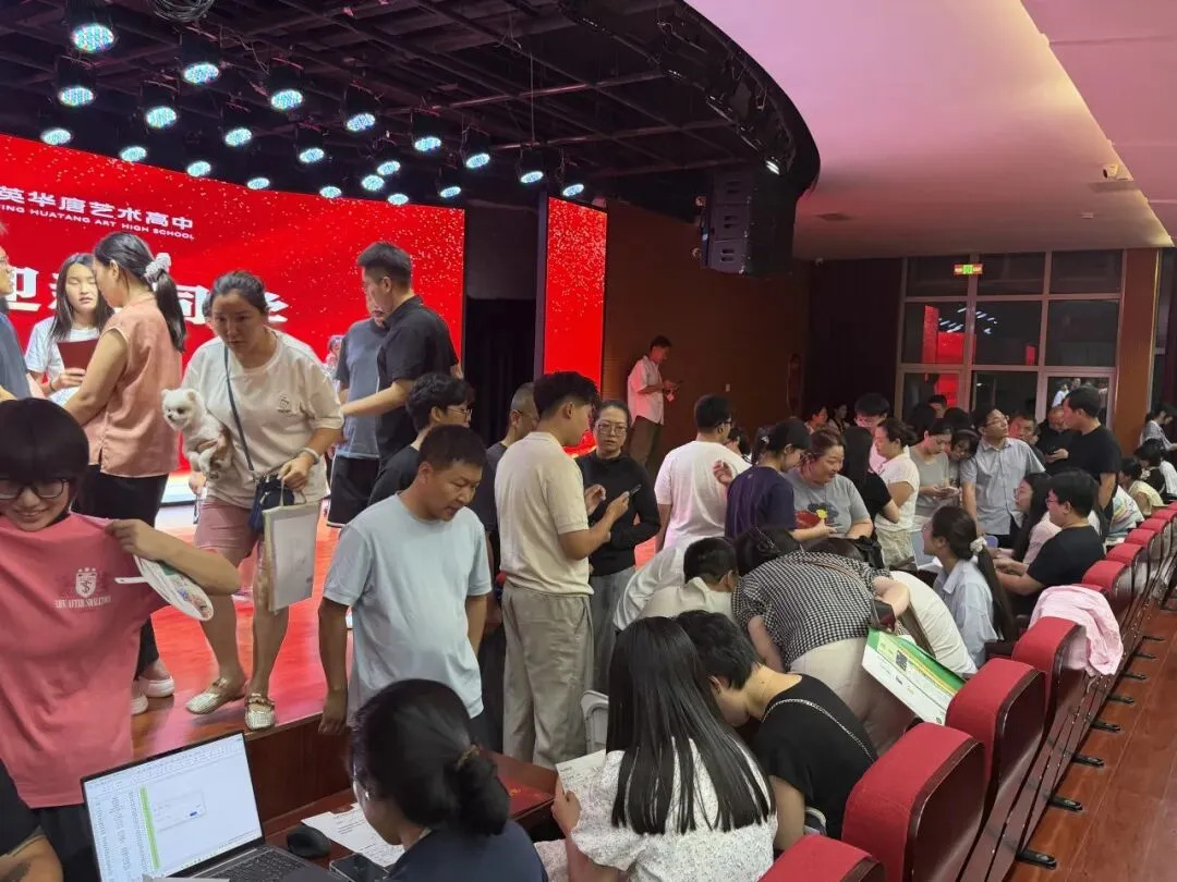中考分数揭晓!家长深夜齐聚华唐抢学位,择校热潮彻夜沸腾全城!-第7张图片-四季读书网 中考分数揭晓!家长深夜齐聚华唐抢学位,择校热潮彻夜沸腾全城!-第7张图片-四季读书网
