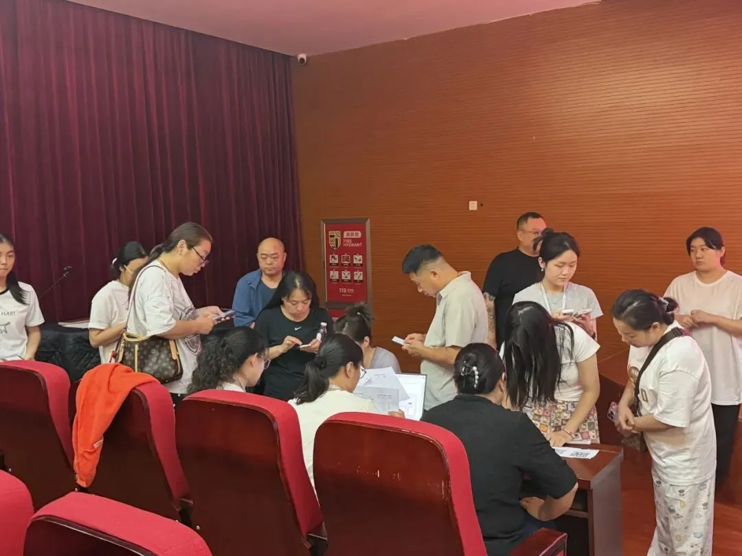 中考分数揭晓!家长深夜齐聚华唐抢学位,择校热潮彻夜沸腾全城!-第9张图片-四季读书网 中考分数揭晓!家长深夜齐聚华唐抢学位,择校热潮彻夜沸腾全城!-第9张图片-四季读书网