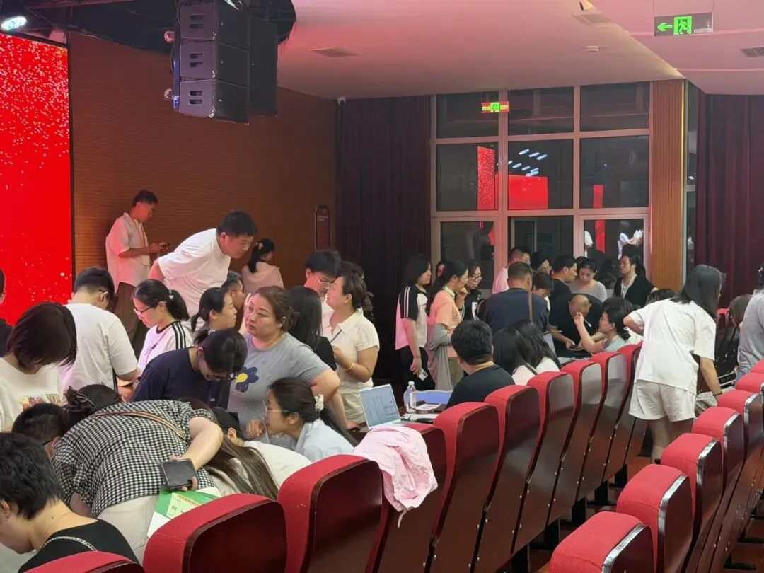 中考分数揭晓!家长深夜齐聚华唐抢学位,择校热潮彻夜沸腾全城!-第10张图片-四季读书网 中考分数揭晓!家长深夜齐聚华唐抢学位,择校热潮彻夜沸腾全城!-第10张图片-四季读书网