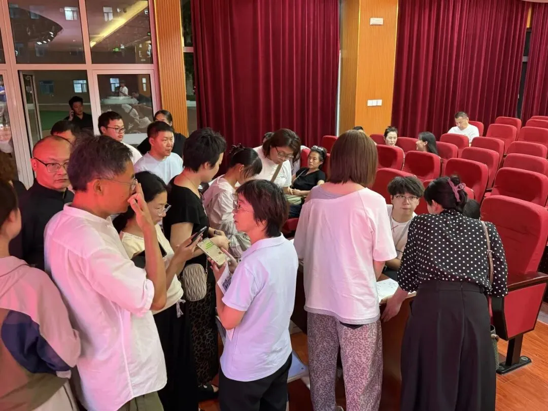 中考分数揭晓!家长深夜齐聚华唐抢学位,择校热潮彻夜沸腾全城!-第11张图片-四季读书网 中考分数揭晓!家长深夜齐聚华唐抢学位,择校热潮彻夜沸腾全城!-第11张图片-四季读书网