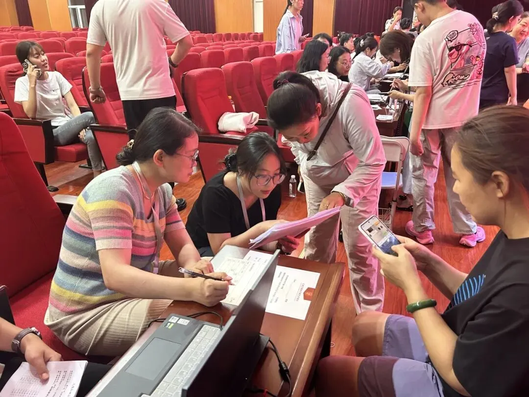 中考分数揭晓!家长深夜齐聚华唐抢学位,择校热潮彻夜沸腾全城!-第12张图片-四季读书网 中考分数揭晓!家长深夜齐聚华唐抢学位,择校热潮彻夜沸腾全城!-第12张图片-四季读书网