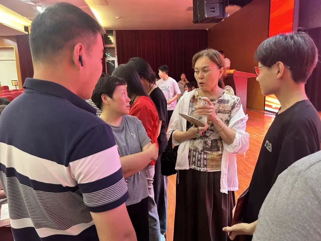 中考分数揭晓!家长深夜齐聚华唐抢学位,择校热潮彻夜沸腾全城!-第13张图片-四季读书网 中考分数揭晓!家长深夜齐聚华唐抢学位,择校热潮彻夜沸腾全城!-第13张图片-四季读书网