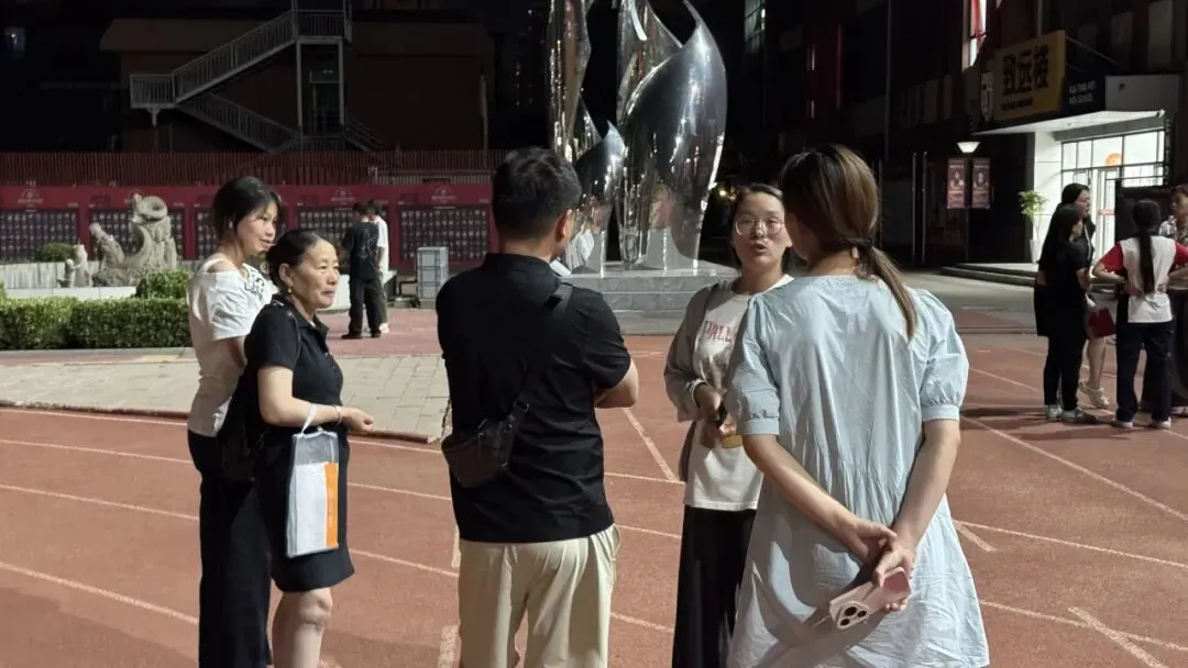 中考分数揭晓!家长深夜齐聚华唐抢学位,择校热潮彻夜沸腾全城!-第15张图片-四季读书网 中考分数揭晓!家长深夜齐聚华唐抢学位,择校热潮彻夜沸腾全城!-第15张图片-四季读书网