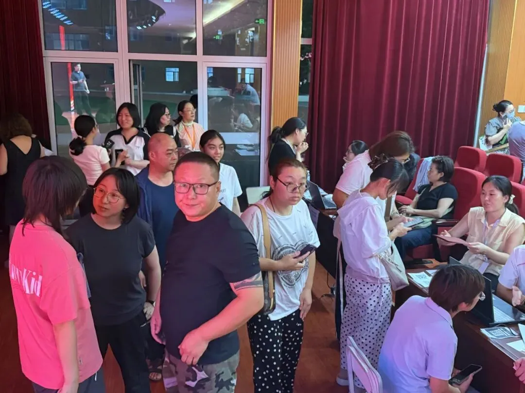 中考分数揭晓!家长深夜齐聚华唐抢学位,择校热潮彻夜沸腾全城!-第16张图片-四季读书网 中考分数揭晓!家长深夜齐聚华唐抢学位,择校热潮彻夜沸腾全城!-第16张图片-四季读书网