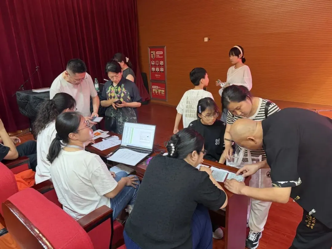 中考分数揭晓!家长深夜齐聚华唐抢学位,择校热潮彻夜沸腾全城!-第17张图片-四季读书网 中考分数揭晓!家长深夜齐聚华唐抢学位,择校热潮彻夜沸腾全城!-第17张图片-四季读书网