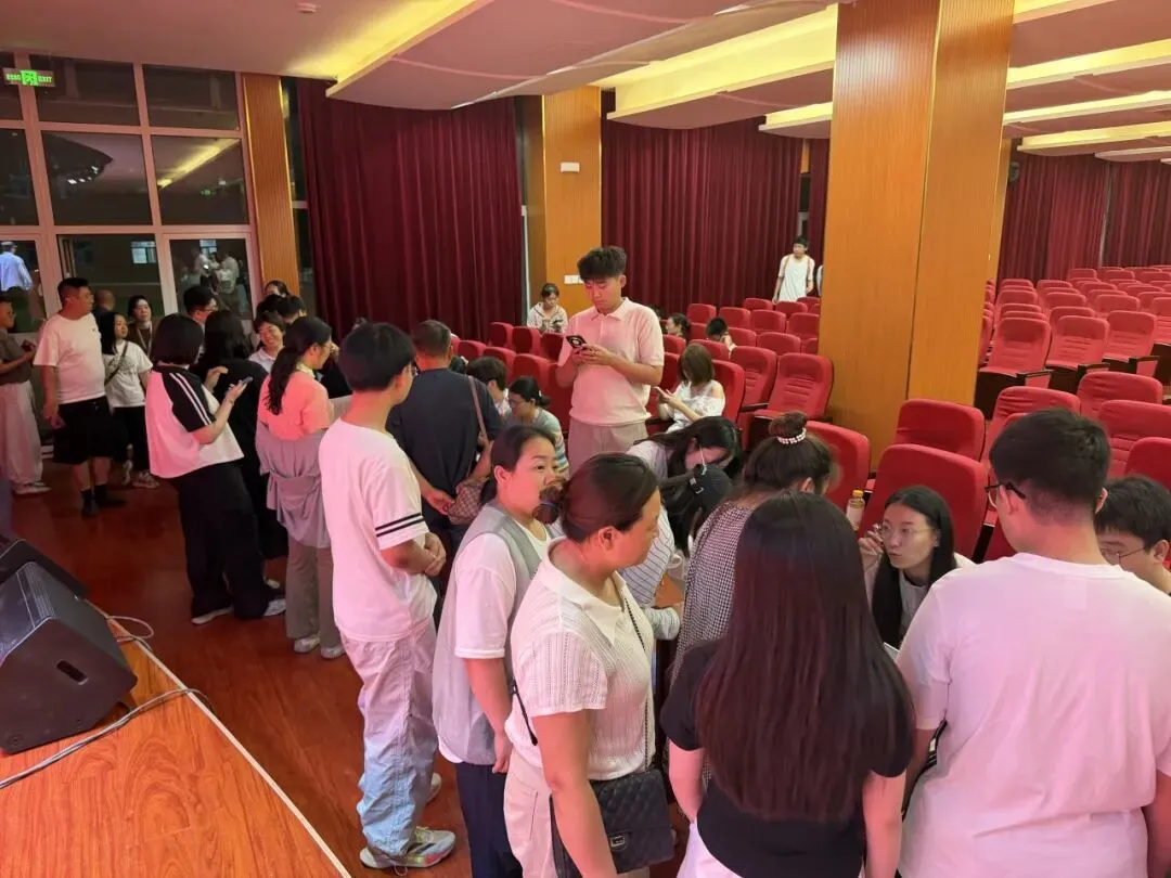 中考分数揭晓!家长深夜齐聚华唐抢学位,择校热潮彻夜沸腾全城!-第18张图片-四季读书网 中考分数揭晓!家长深夜齐聚华唐抢学位,择校热潮彻夜沸腾全城!-第18张图片-四季读书网