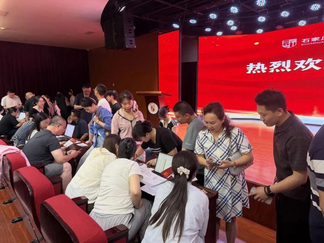 中考分数揭晓!家长深夜齐聚华唐抢学位,择校热潮彻夜沸腾全城!-第21张图片-四季读书网 中考分数揭晓!家长深夜齐聚华唐抢学位,择校热潮彻夜沸腾全城!-第21张图片-四季读书网