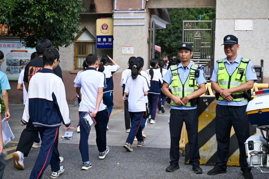 致敬!蕉岭公安圆满完成中考安保任务...-第3张图片-四季读书网 致敬!蕉岭公安圆满完成中考安保任务...-第3张图片-四季读书网