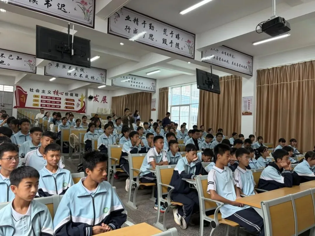 巍山二中初中部初二升初三授班旗暨中考倒计时牌授予仪式-第3张图片-四季读书网 巍山二中初中部初二升初三授班旗暨中考倒计时牌授予仪式-第3张图片-四季读书网