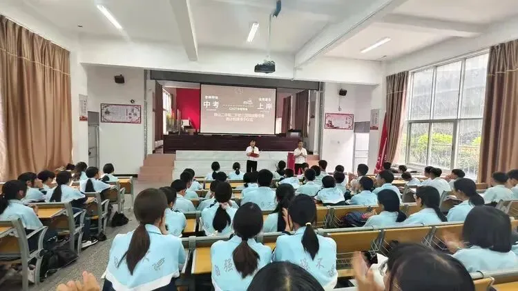 巍山二中初中部初二升初三授班旗暨中考倒计时牌授予仪式-第5张图片-四季读书网 巍山二中初中部初二升初三授班旗暨中考倒计时牌授予仪式-第5张图片-四季读书网